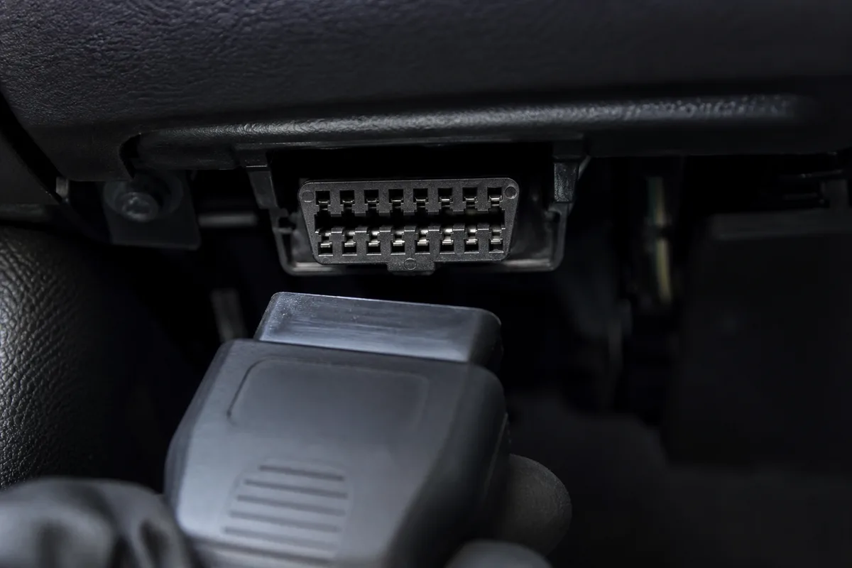 Prise de diagnostic seize voies située sous le tableau de bord d&rsquo;une voiture